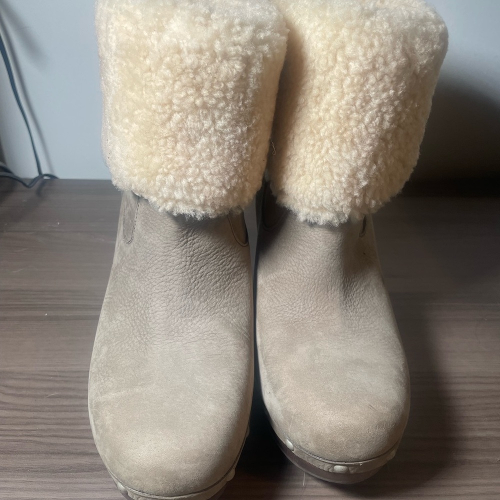 Uggs carnagie boots (size 10)